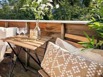 Gemütliche platzsparende Sitzgruppe aus Klappmöbel als Balkonidee 