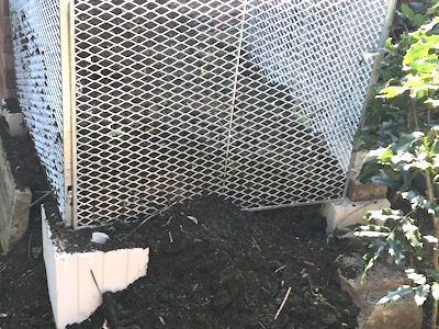 Offener Gitterkomposter mit Kompost